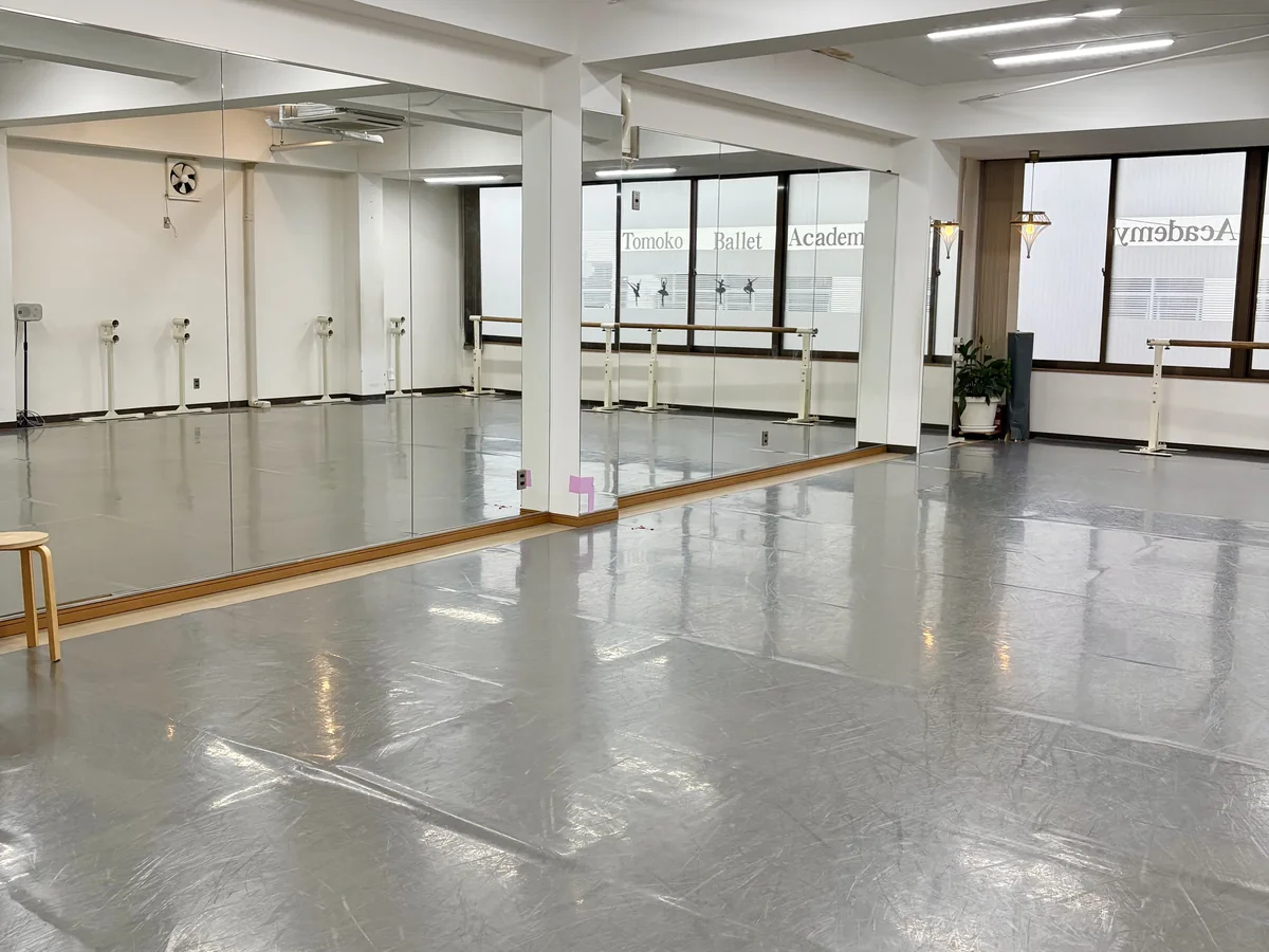 鏡張りの壁とバレエバー